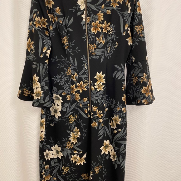 Short floral dress. - Picture 3 of 4